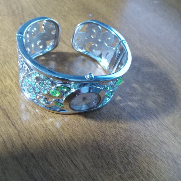 Unbranded Ladies Cuff Style Bracelet Watch - Picture 10 of 10